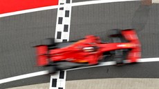 Sebastian Vettel v kvalifikaci na Velkou cenu k 70. výroí F1 v Silverstonu.