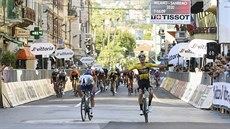 Wout Van Aert vítzí ve finii cyklistického závodu Milán-San Remo, vedle druhý...