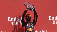 Max Verstappen slaví triumf ve Velké cen k 70. výroí F1 v Silverstonu.