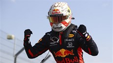 Max Verstappen slaví triumf ve Velké cen k 70. výroí F1 v Silverstonu.