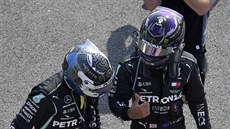 Lewis Hamilton a Valtteri Bottas po Velké cen k 70. výroí F1 v Silverstonu.