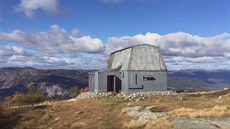 Bývalá vojenská radiostanice stojí ve výšce kolem 900 metrů nad mořem.