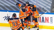 Radost spoluhrá z hattricku Connora McDavida z Edmonton Oilers.