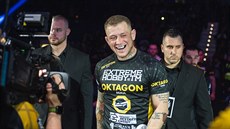 Nástup Václava Mikuláka k zápasu v Oktagonu MMA.