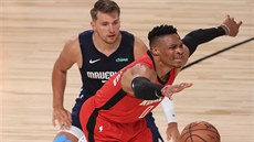 Russell Westbrook (vpravo) z Houstonu se natahuje po míi, Luka Doni z...