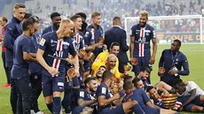 Fotbalisté Paris Saint Germain se radují z triumfu v Ligovém poháru.