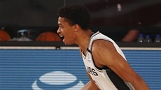 Keldon Johnson ze San Antonio Spurs oslavuje svou trojku.