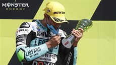 Italský jezdec Dennis Foggia slaví triumf na brnnském okruhu.