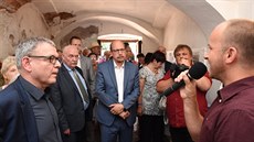 Vernisáže výstavy Čapkových karikatur se účastnil ministr kultury Lubomír...