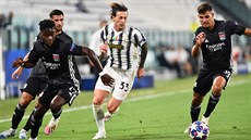 PROTI PESILE. Federico Bernardeschi z Juventusu se pokouí uniknout trojici...