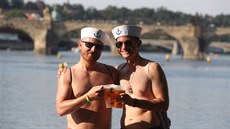 Úastníci si uívali sobotních tropických teplot na festivalu Prague Pride. (8....