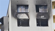 Okna vyhořelého bytu panelového domu v Bohumíně, kde při požáru zahynulo 11...