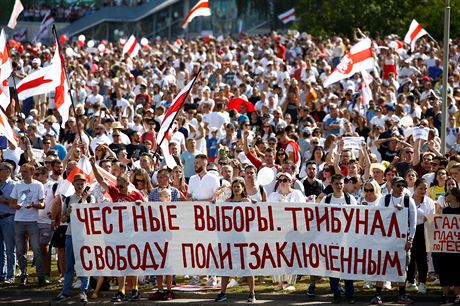 Na rozsáhlé pokojné protivládní demonstraci se v centru Minsku sely desítky...