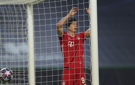 V SÍTI. Robert Lewandowski (Bayern) lituje nepromnné ance.