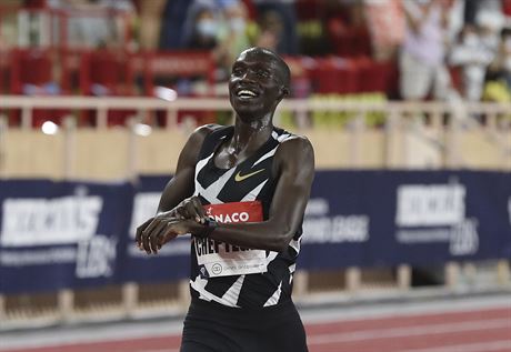 Ugandský bec Joshua Cheptegei poté, co na Diamantové lize v Monaku zabhl svtový rekord na ptikilometrové trati.