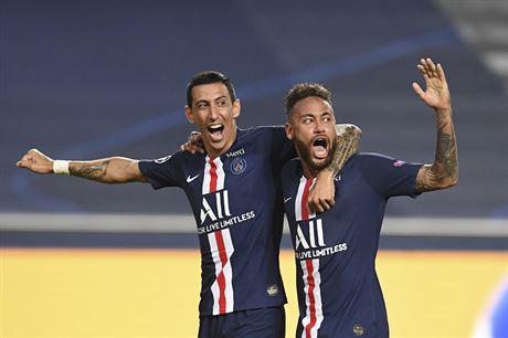 Angel Di María (vlevo) a Neymar se radují z druhého gólu Paris St. Germain...