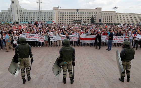 Lidé v centru Minsku nepřestávají protestovat proti výsledkům prezidentských...