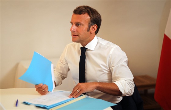 Francouzský prezident Emmanuel Macron je akční i během dovolené. (11. srpna...
