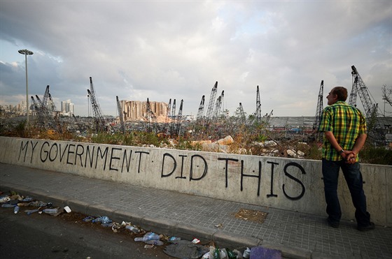 Výbuch v Bejrútu vedl k masivním demonstracím proti vlád. (11. srpna 2020)