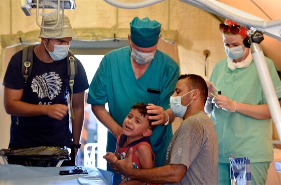 Léka� v ruské polní nemocnici v Bejrútu o�et�uje zran�ného chlapce (6. srpna...