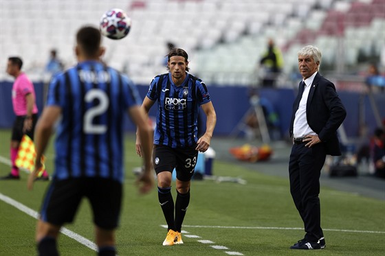 Gian Piero Gasperini, trenér Atalanty Bergamo (vpravo) sleduje, jak jeho...