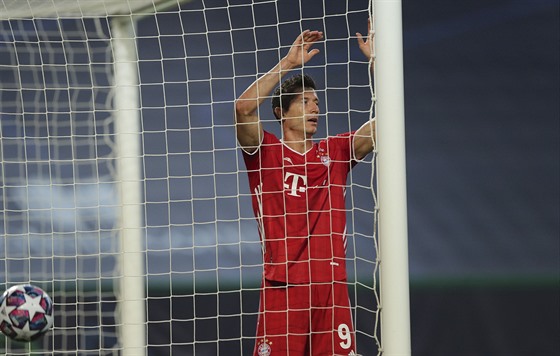 V SÍTI. Robert Lewandowski (Bayern) lituje neproměněné šance.