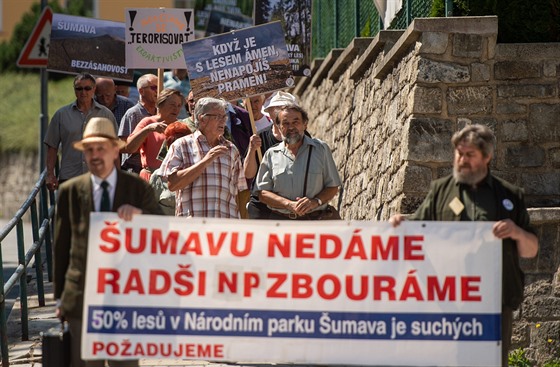 Úastníci demonstrace ve Vimperku na Prachaticku ádali 12. srpna 2020 sníení...