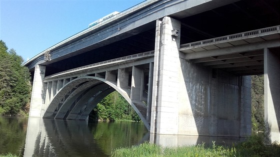 Most nad elivkou u Vojslavic na Pelhimovsku. Snímek je z roku 2017, kdy se...