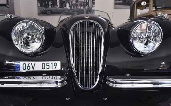 Pední maska automobilu znaky Jaguar XK 120 v tebíském Centru Lihovar, kde...