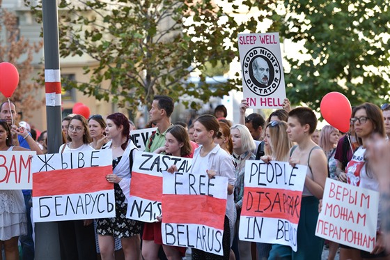 Lidé v Brn demonstrují proti policejním zásahm v Blorusku. (16. srpna 2020)