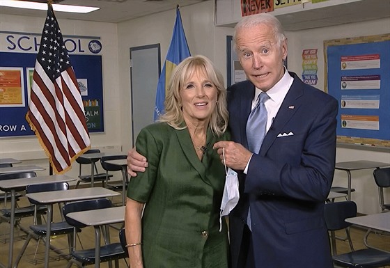 Demokraté oficiáln jmenovali Joea Bidena (na snímku s manelkou Jill)...