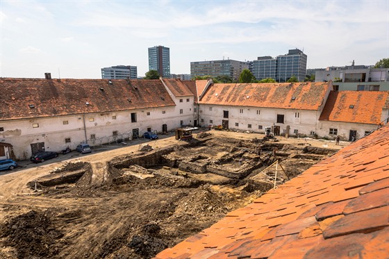 Stedovká tvrz obklopená hospodáskou zástavbou zdejího zámeku