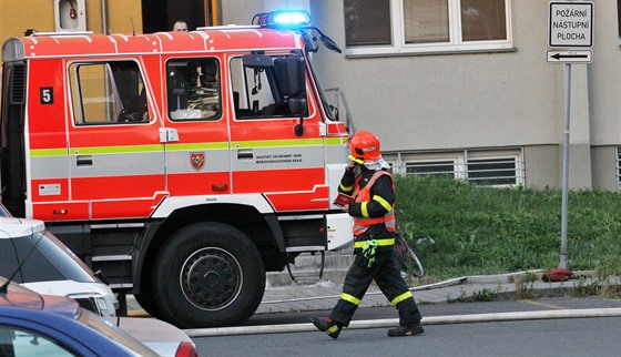 Hasii zasahují u poáru v 11. pate panelového domu v Bohumín, pi kterém...