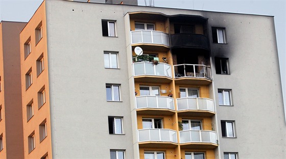 Několik lidí se zachránilo tím, že přelezli na balkon sousedního bytu. (8....