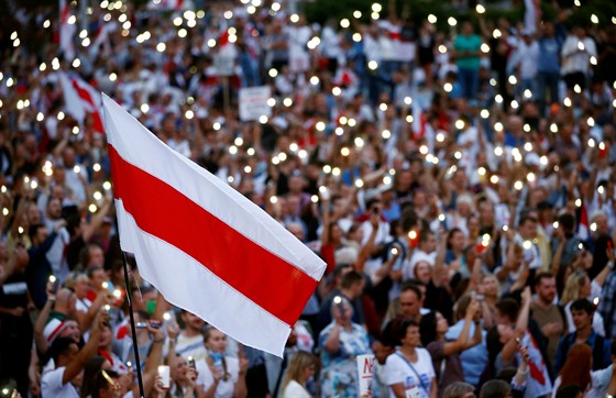 Historická bloruská vlajka vlaje na protestu v Minsku. (18. srpna 2020)