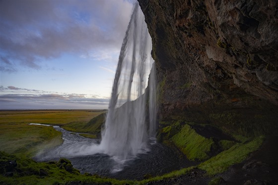 Islandská krajina je neuvěřitelná: rozeklané tmavé hory, ze kterých stékají...