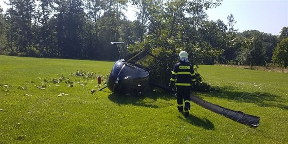 Při vzletu havaroval v zámeckém parku v Žamberku vrtulník. Cestovali v něm...