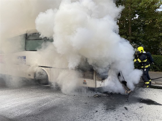 V ranních hodinách zaal v Teplicích hoet autobus mstské hromadné dopravy.