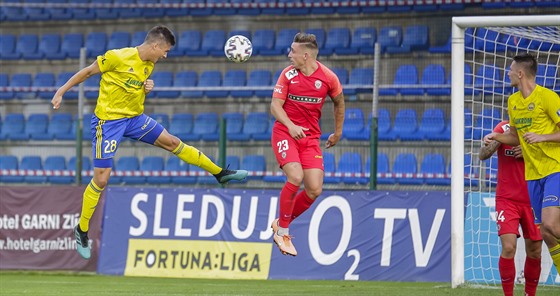 Zlínský Jakub Kolá (vlevo) hlavikuje v utkání s Brnem, proti nmu Jakub ural.