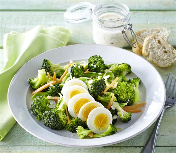 Brokolicový salát s vejci