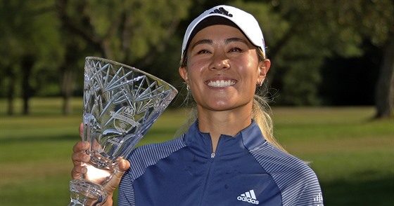 Americká golfistka Danielle Kangová s trofejí pro vítzku turnaje v Sylvanii,