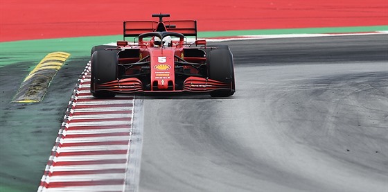 Sebastian Vettel z Ferrari ve Velké cen panlska F1.