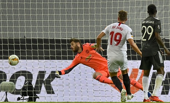 Luuk de Jong ze Sevilly stílí vítzný a postupový gól v semifinále Evropské...