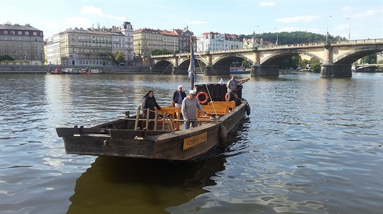 Obyvatelé a návtvníci Prahy se mohou v Podskalí svézt na replice historického...