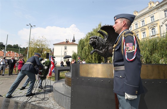 Pietní vzpomínka, která u pomníku letc RAF na praském Klárov v den 75....