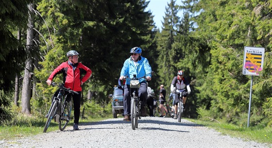 Cyklisté na hranici Jelení - Wildenthal v Krušných horách.