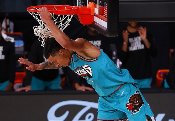 Brandon Clarke z Memphisu sme�uje proti Torontu.