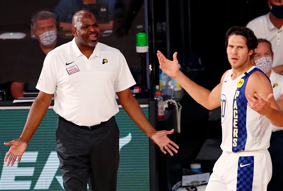 Trenér Nate McMillan a Doug McDermott se diví rozhodnutí sudích.