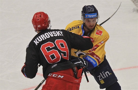 Daniel Kurovský (vlevo) z Tince v souboji se zlínským Janem Dluhoem