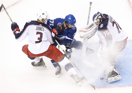 Seth Jones (3) z Columbusu pomáhá svému brankái Joonasi Korpisalovi s...